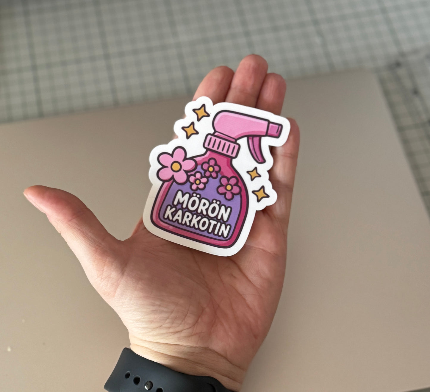 Mörön Karkotin™ – Laminoitu vinyylitarra | Söpö kawaii tarra aikuisille ja lapsille | 6x8cm