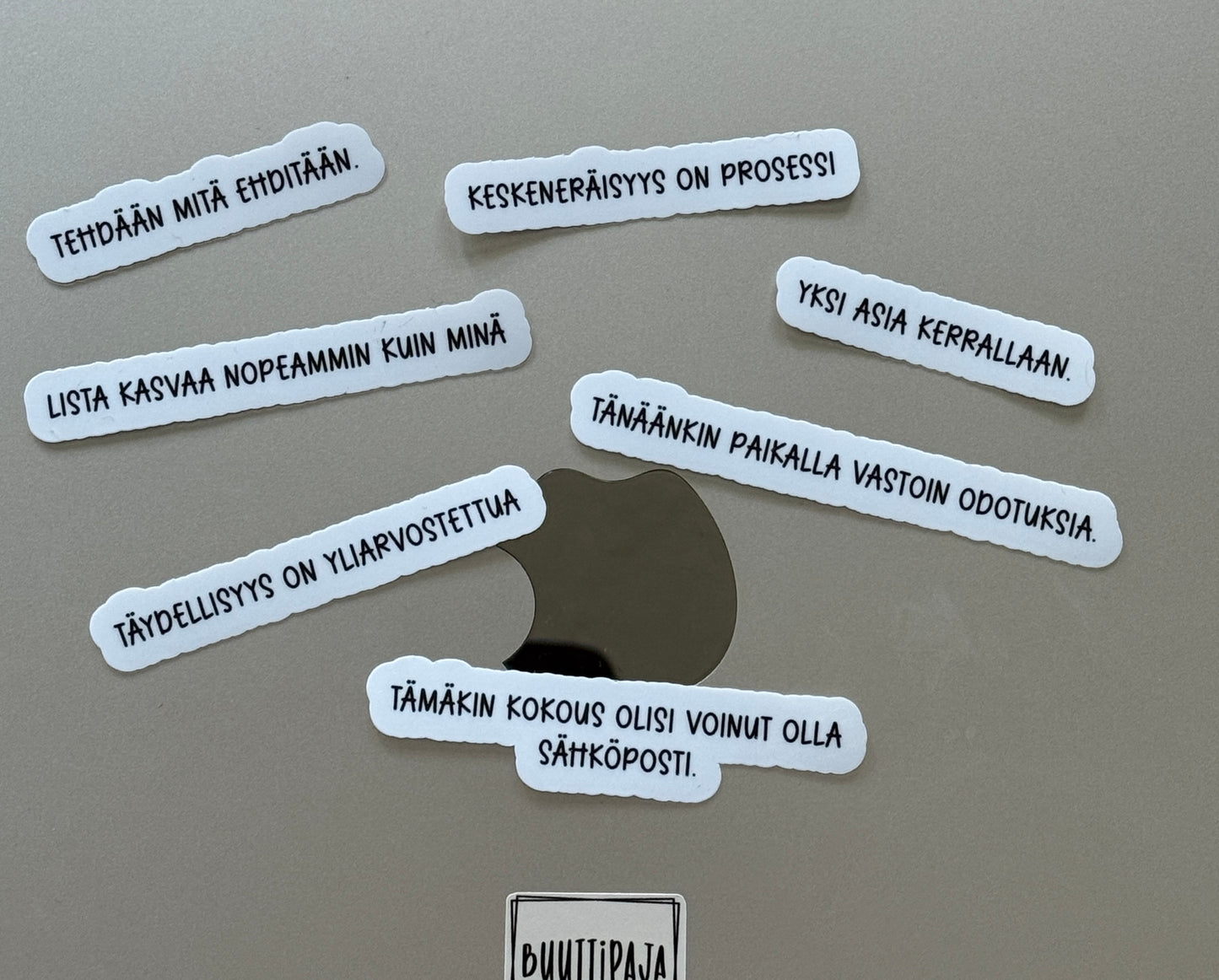 Työpäivän elinkaari – 7 humoristisen tarran setti | Työelämä- ja toimistotarrat
