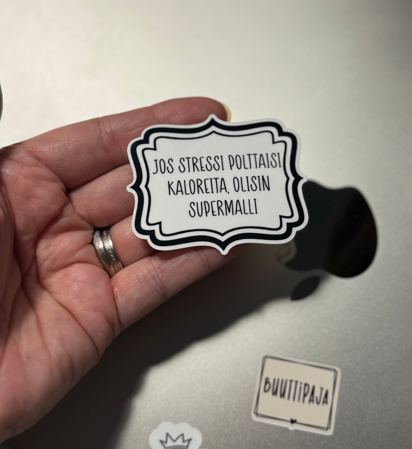 Jos stressi polttaisi kaloreita olisin supermalli – laminoitu vinyylitarra