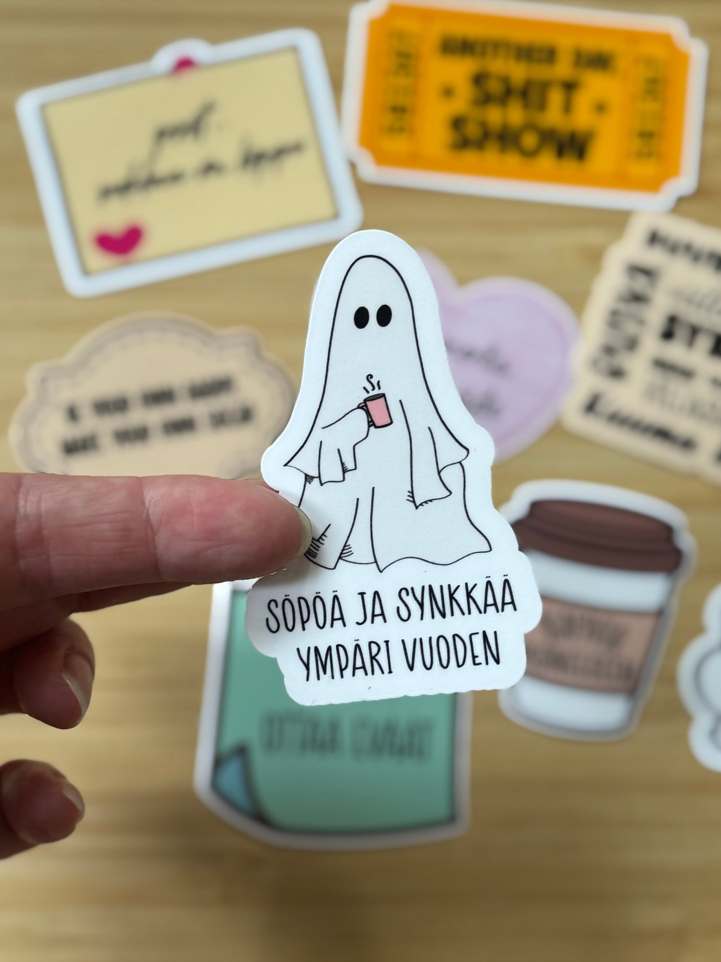 Söpöä ja synkkää ympäri vuoden – Laminoitu vinyylitarra haamujen ja Halloweenin ystäville | Vinyylitarra