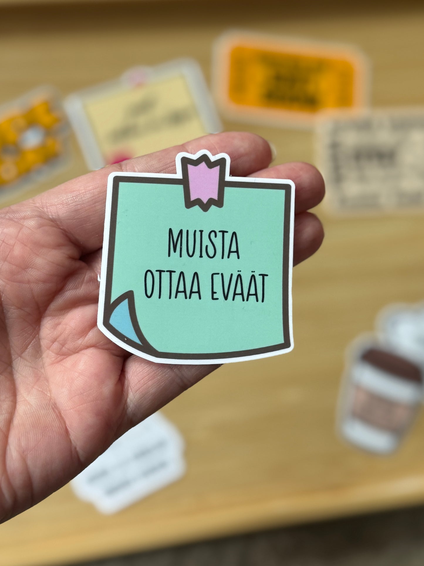 Muista ottaa eväät – Laminoitu vinyylitarra muistilappudesignilla