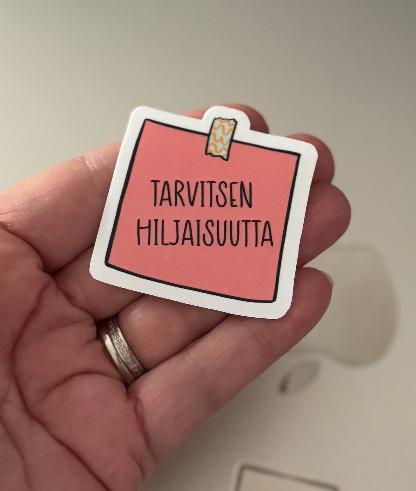 Tarvitsen hiljaisuutta – Laminoitu vinyylitarra | Humoristinen muistilappu