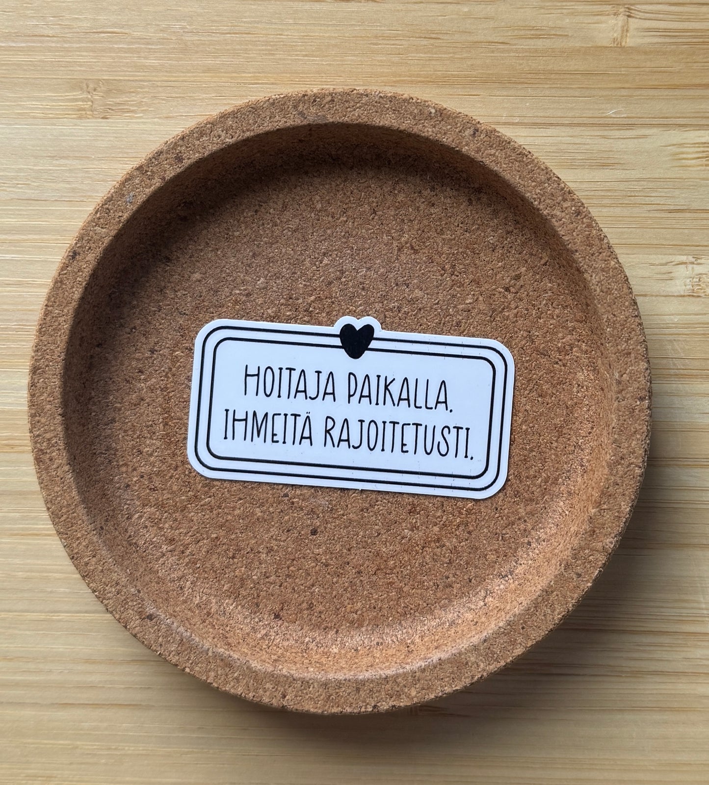 Hoitaja tarra – Hoitaja paikalla. Ihmeitä rajoitetusti.