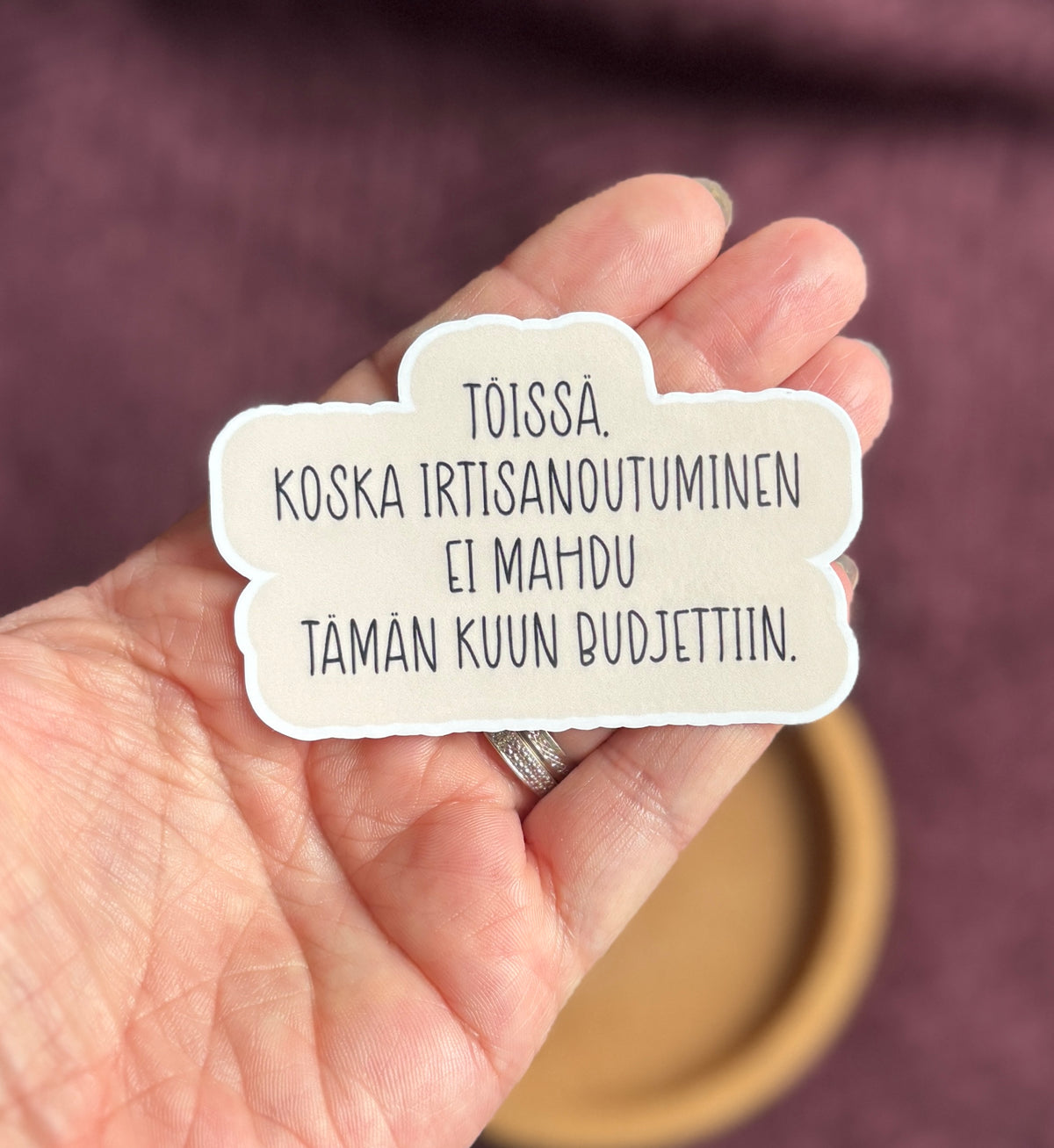 Töissä, koska irtisanoutuminen ei mahdu budjettiin – Laminoitu vinyylitarra