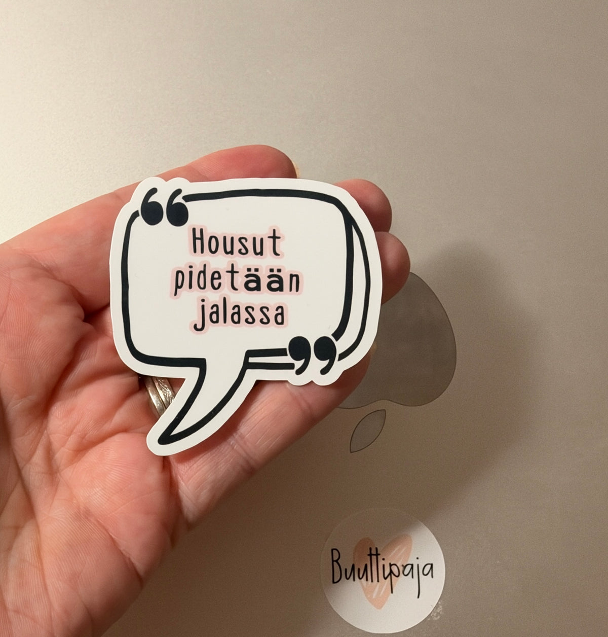Housut pidetään jalassa – vinyylitarra