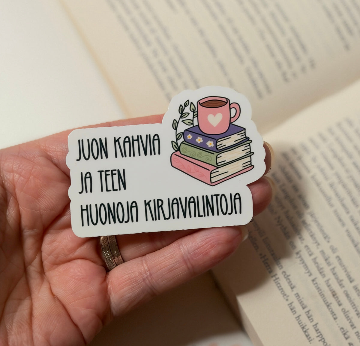 Juon kahvia ja teen huonoja kirjavalintoja – vinyylitarra