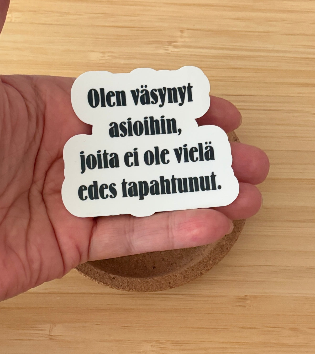 Olen väsynyt asioihin, joita ei ole vielä edes tapahtunut – vinyylitarra | Aikuisuus™️