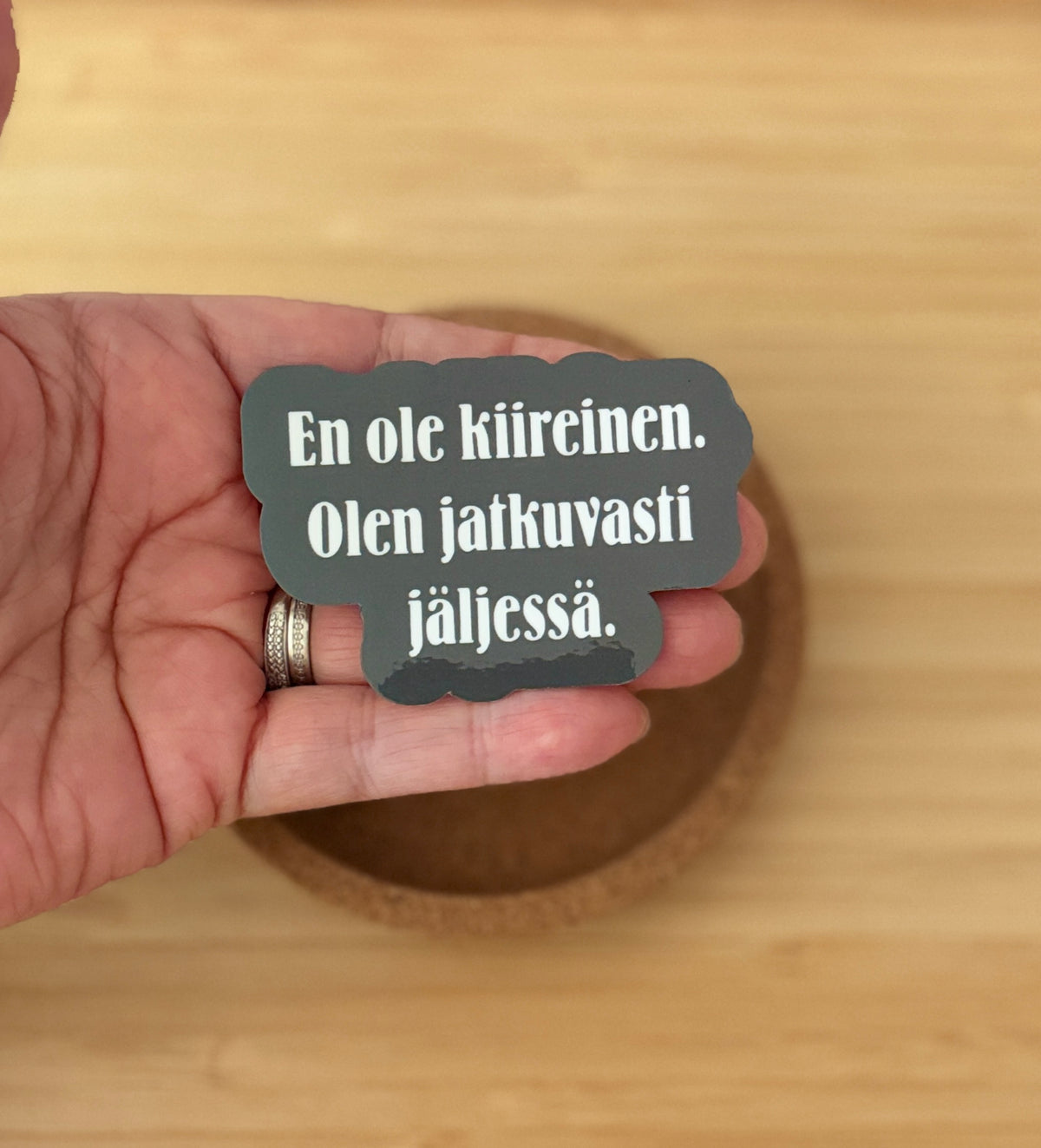 En ole kiireinen. Olen jatkuvasti jäljessä. – vinyylitarra | Aikuisuus™️