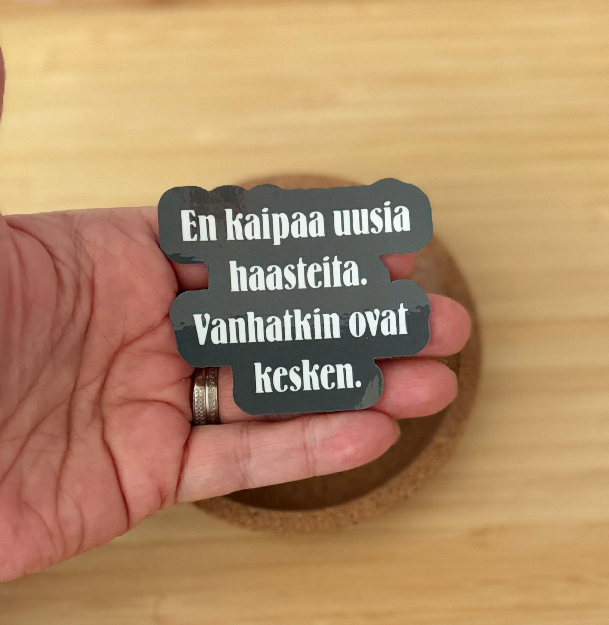 En kaipaa uusia haasteita. Vanhatkin ovat kesken. – vinyylitarra | Aikuisuus™️