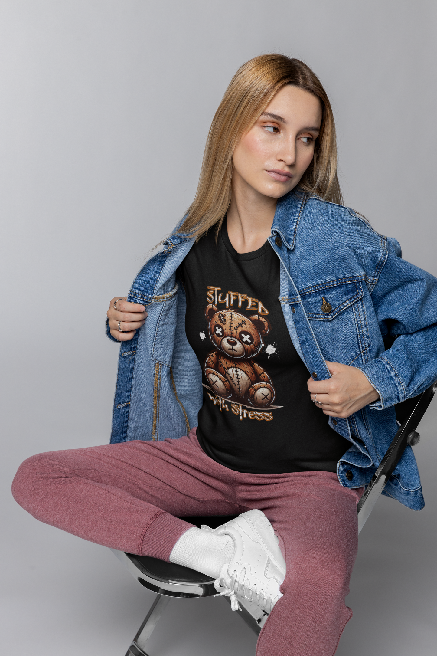 Stuffed with stress paita – mustaa huumoria stressin ytimeen
Unisex stressipaita – kun sisäinen paine ylittää kapasiteetin
Musta Stuffed with stress t-paita – sarkasmia ja selviytymistä