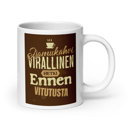 Kahvimuki tekstillä “Aamukahvi – virallinen hetki ennen vitutusta”
Ironinen suomenkielinen muki 3,3dl ja 5,9dl – sarkasmia aamuihin
Sarkastinen kahvimuki – viimeinen hetki ennen kaaosta