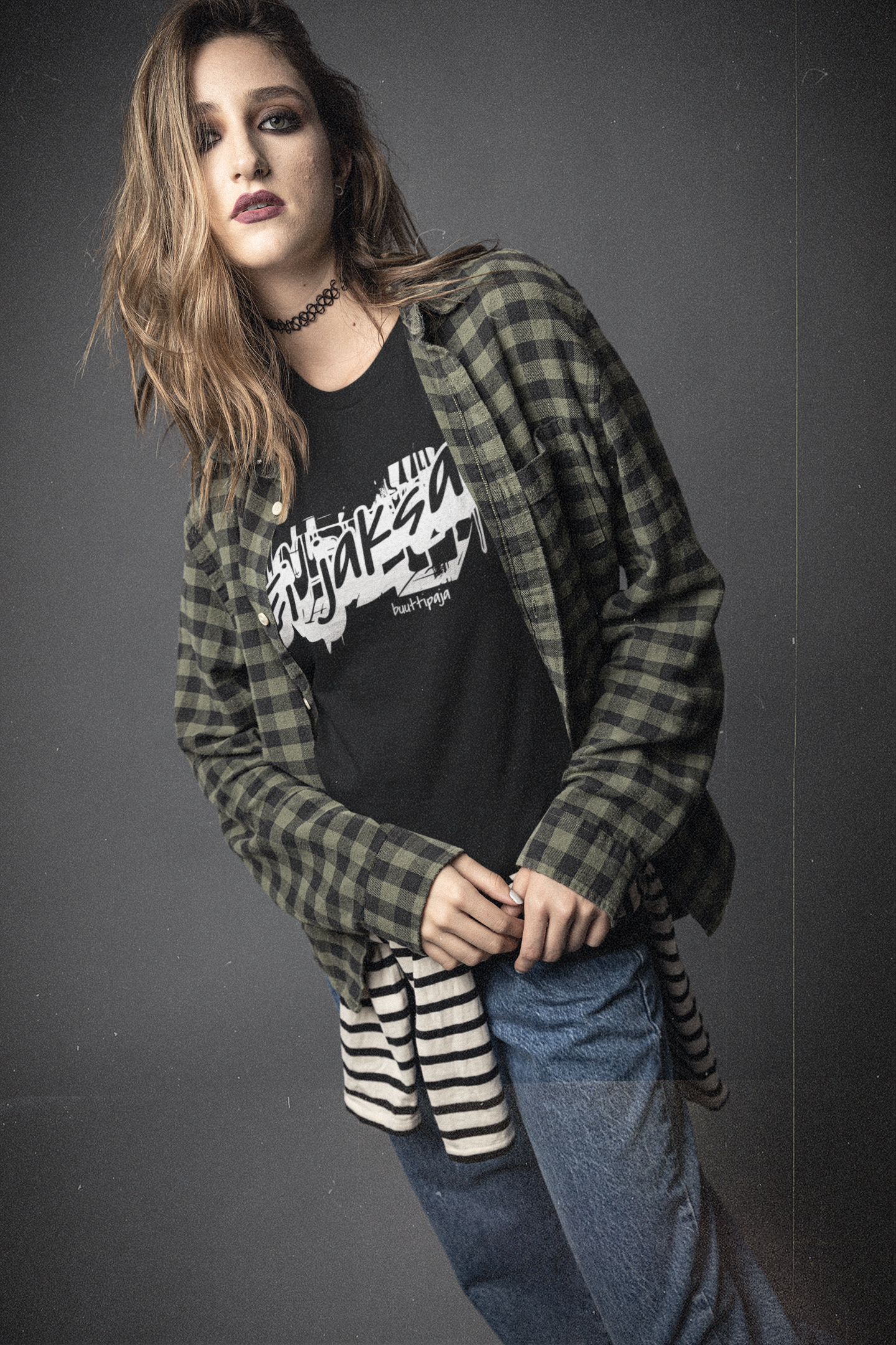 Ei jaksa t-paita mustana – kun sielu on offline
Grunge-fontilla varustettu burnout-paita – Ei jaksa
Unisex Ei jaksa paita – sarkasmi pukeutumisena