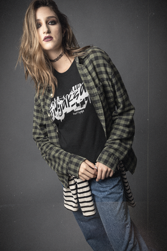 Ei jaksa t-paita mustana – kun sielu on offline
Grunge-fontilla varustettu burnout-paita – Ei jaksa
Unisex Ei jaksa paita – sarkasmi pukeutumisena