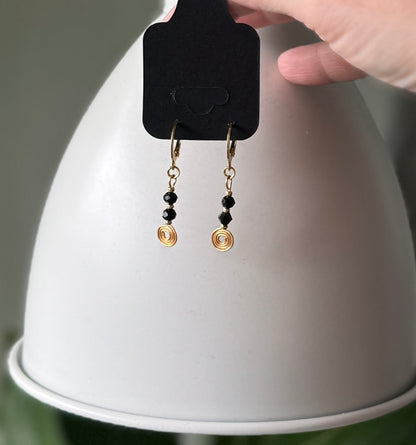 LOOM Drop Noir – Käsintehdyt musta-kultaiset korvakorut | Minimalistinen design
