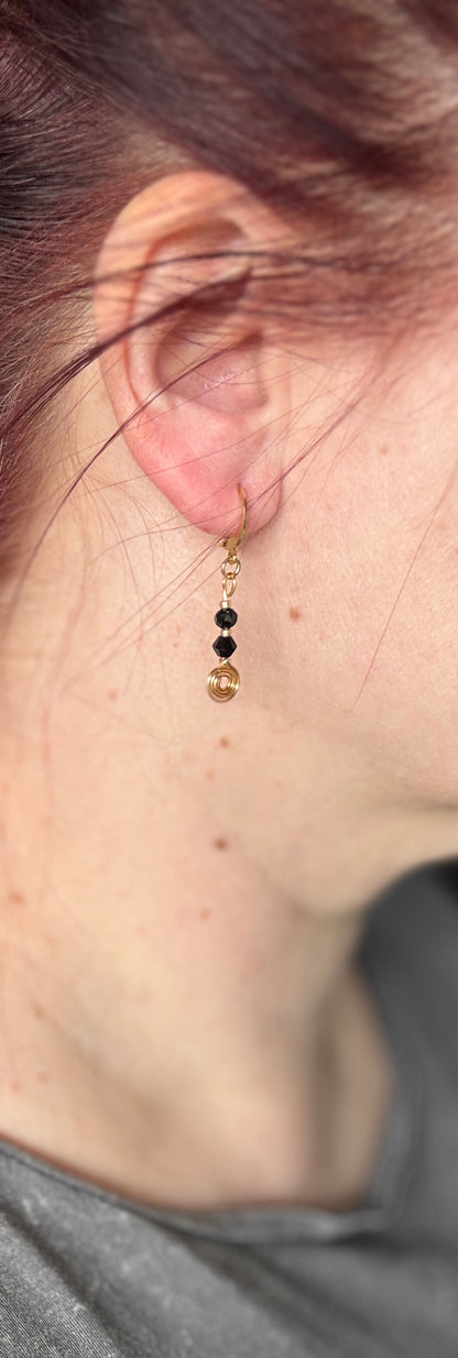 LOOM Drop Noir – Käsintehdyt musta-kultaiset korvakorut | Minimalistinen design