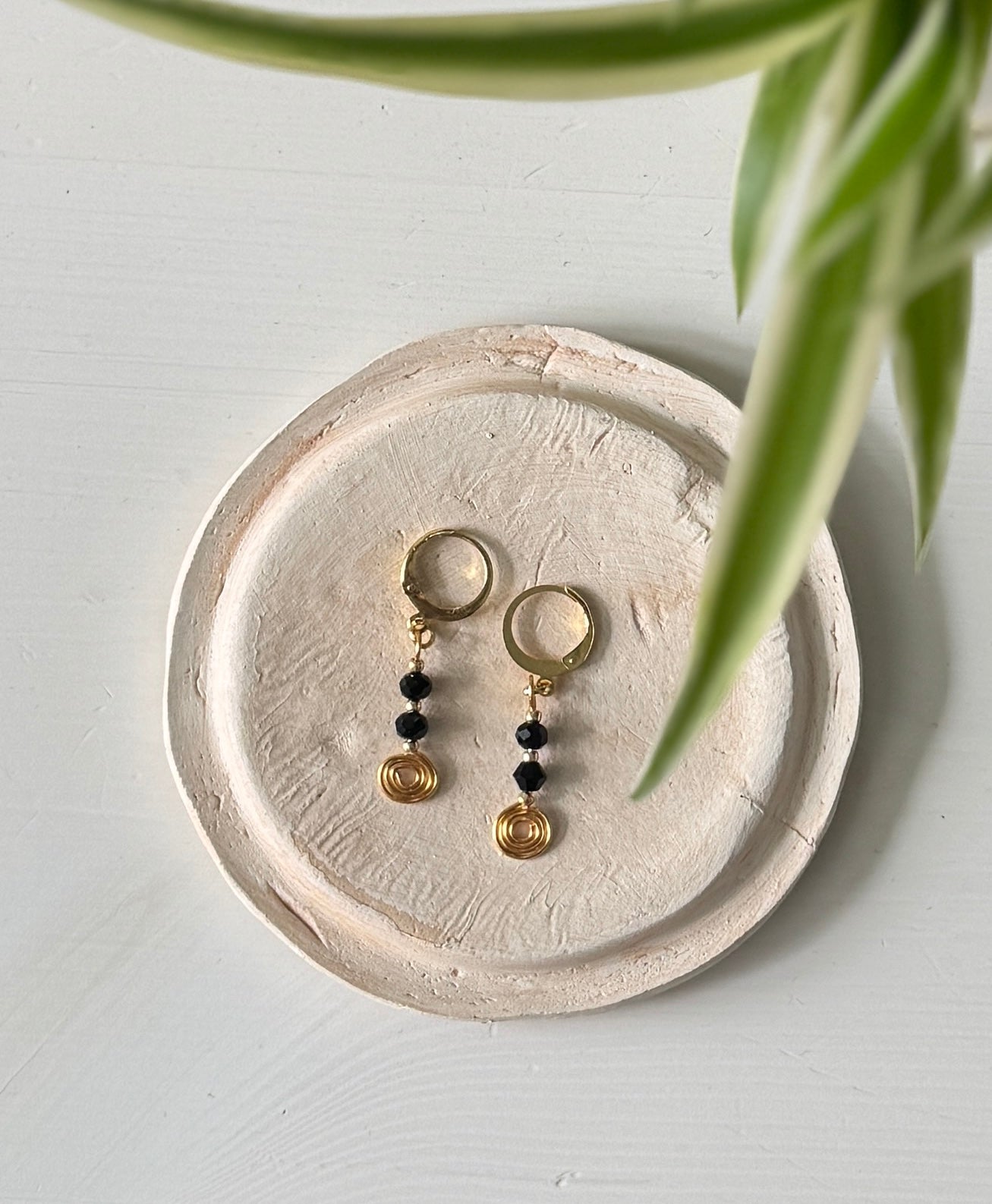 LOOM Drop Noir – Käsintehdyt musta-kultaiset korvakorut | Minimalistinen design