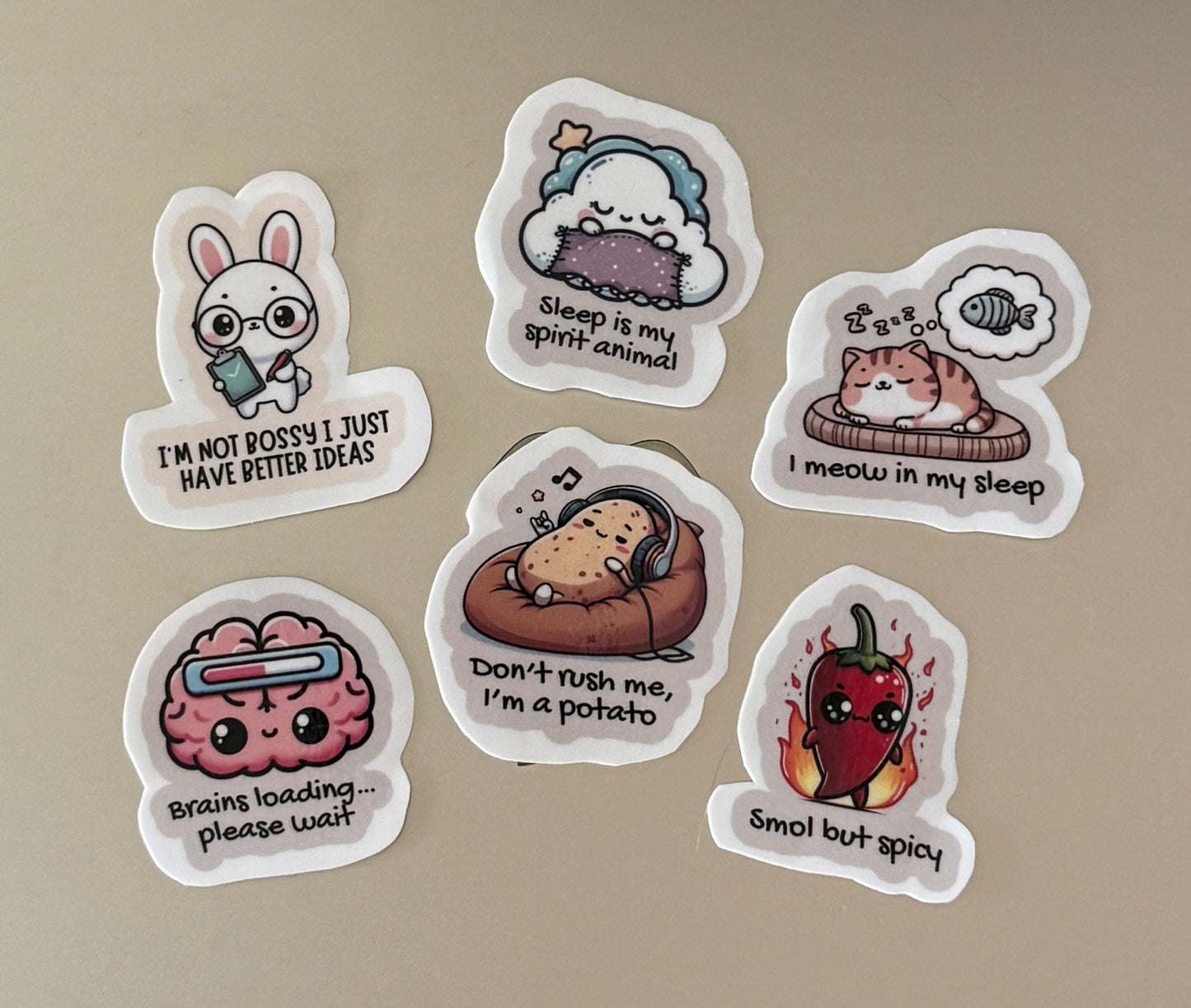 Soft Chaos Pack – Kawaii tarrabundle väsyneille aikuisille | 6 laminoitua vinyylitarraa