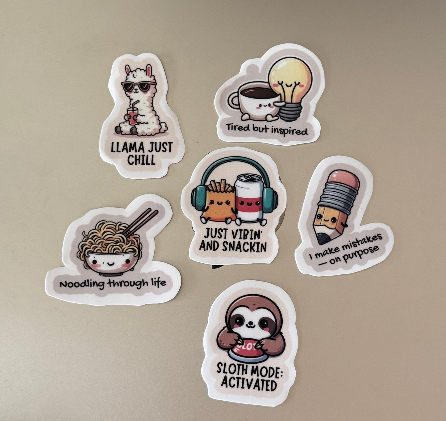 Tiny Crisis Club – Hauska kawaii tarrabundle | 6 laminoitua vinyylitarraa