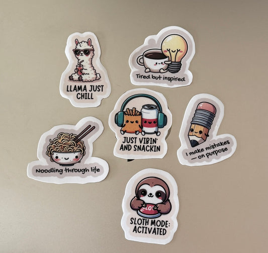 Tiny Crisis Club – Hauska kawaii tarrabundle | 6 laminoitua vinyylitarraa