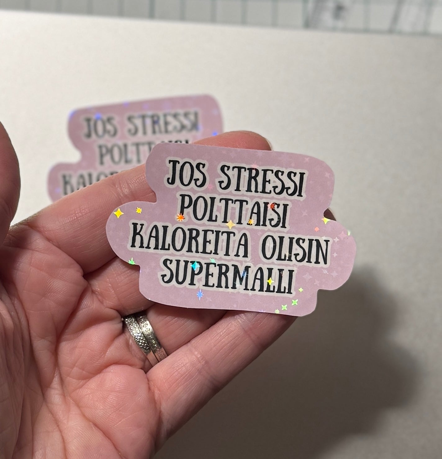 Jos stressi polttaisi kaloreita olisin supermalli – hologrammitarra 4x6cm
