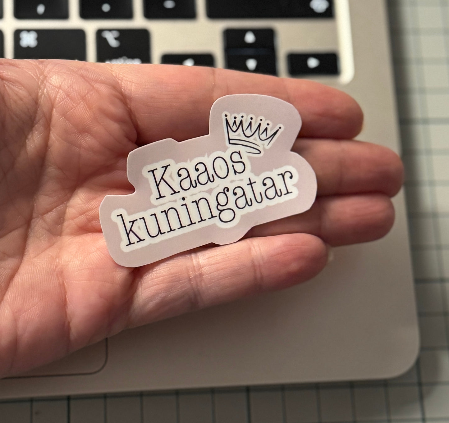 Kaaoskuningatar – laminoitu vinyylitarra