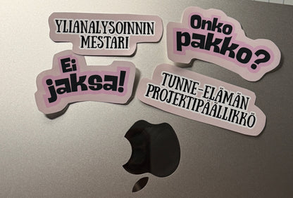Yliajattelijan starter pack -teemainen humoristinen vinyylitarra Buuttipajan Kaaoskonttori-sarjasta