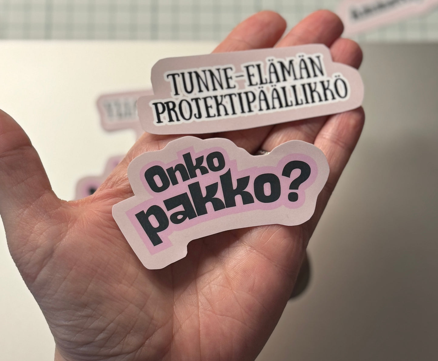 Yliajattelijan starter pack -teemainen humoristinen vinyylitarra Buuttipajan Kaaoskonttori-sarjasta