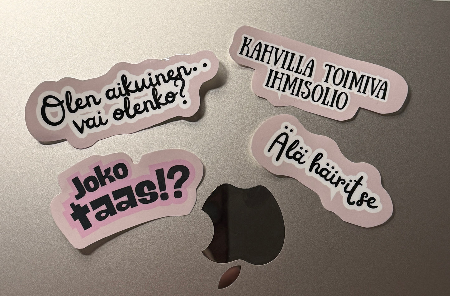 Kestävä ja humoristinen vinyylitarra aikuisille tekstillä Olen aikuinen..vai olenko, Kahvilla toimiva ihmisolio, Joko taas!?, Älä häiritse. 