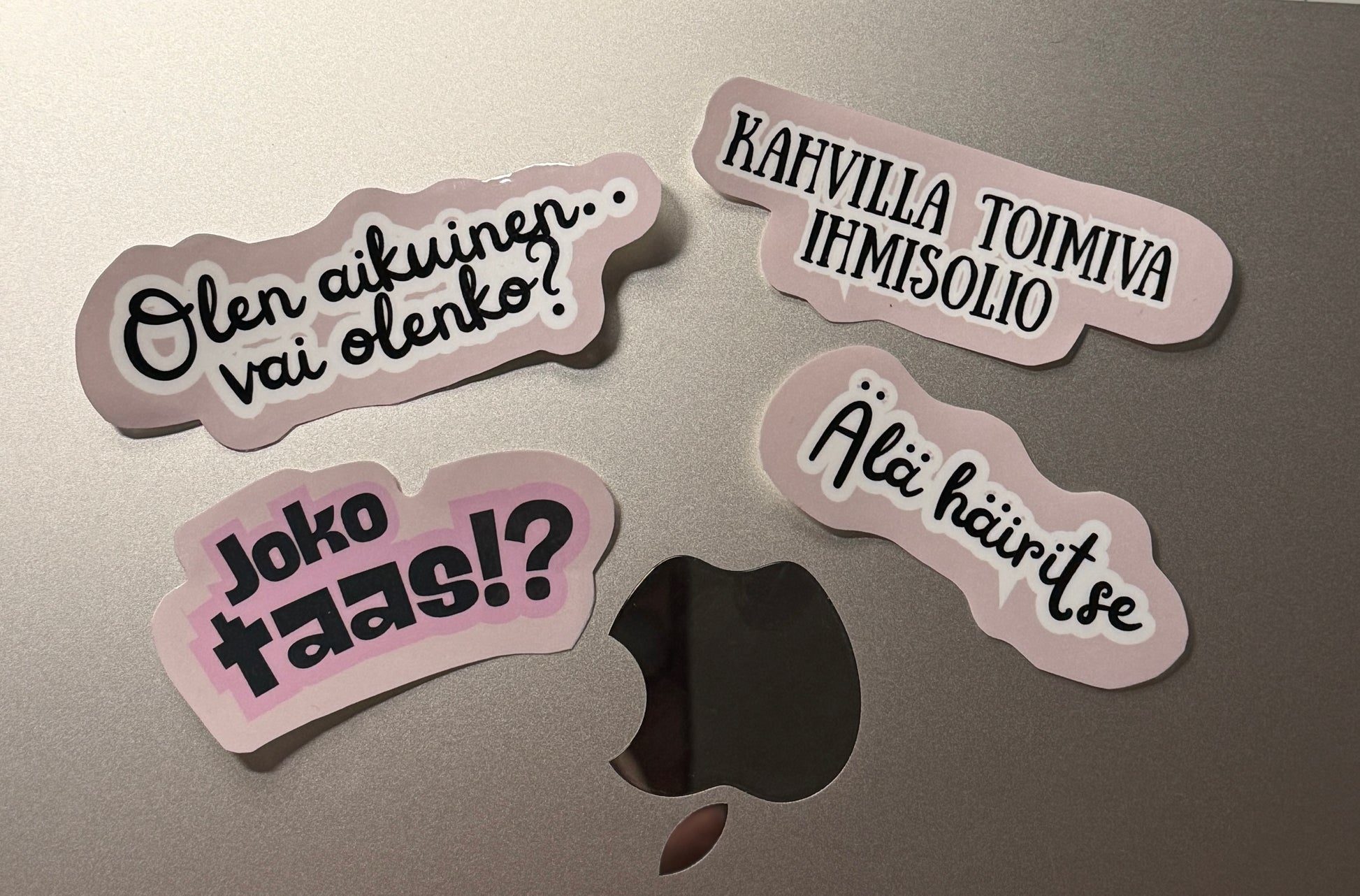 Kestävä ja humoristinen vinyylitarra aikuisille tekstillä Olen aikuinen..vai olenko, Kahvilla toimiva ihmisolio, Joko taas!?, Älä häiritse. 