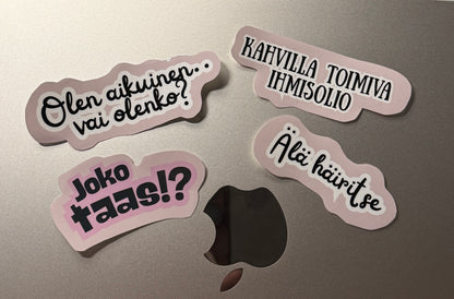 Kestävä ja humoristinen vinyylitarra aikuisille tekstillä Olen aikuinen..vai olenko, Kahvilla toimiva ihmisolio, Joko taas!?, Älä häiritse. 
