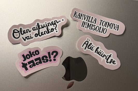 Kestävä ja humoristinen vinyylitarra aikuisille tekstillä Olen aikuinen..vai olenko, Kahvilla toimiva ihmisolio, Joko taas!?, Älä häiritse. 