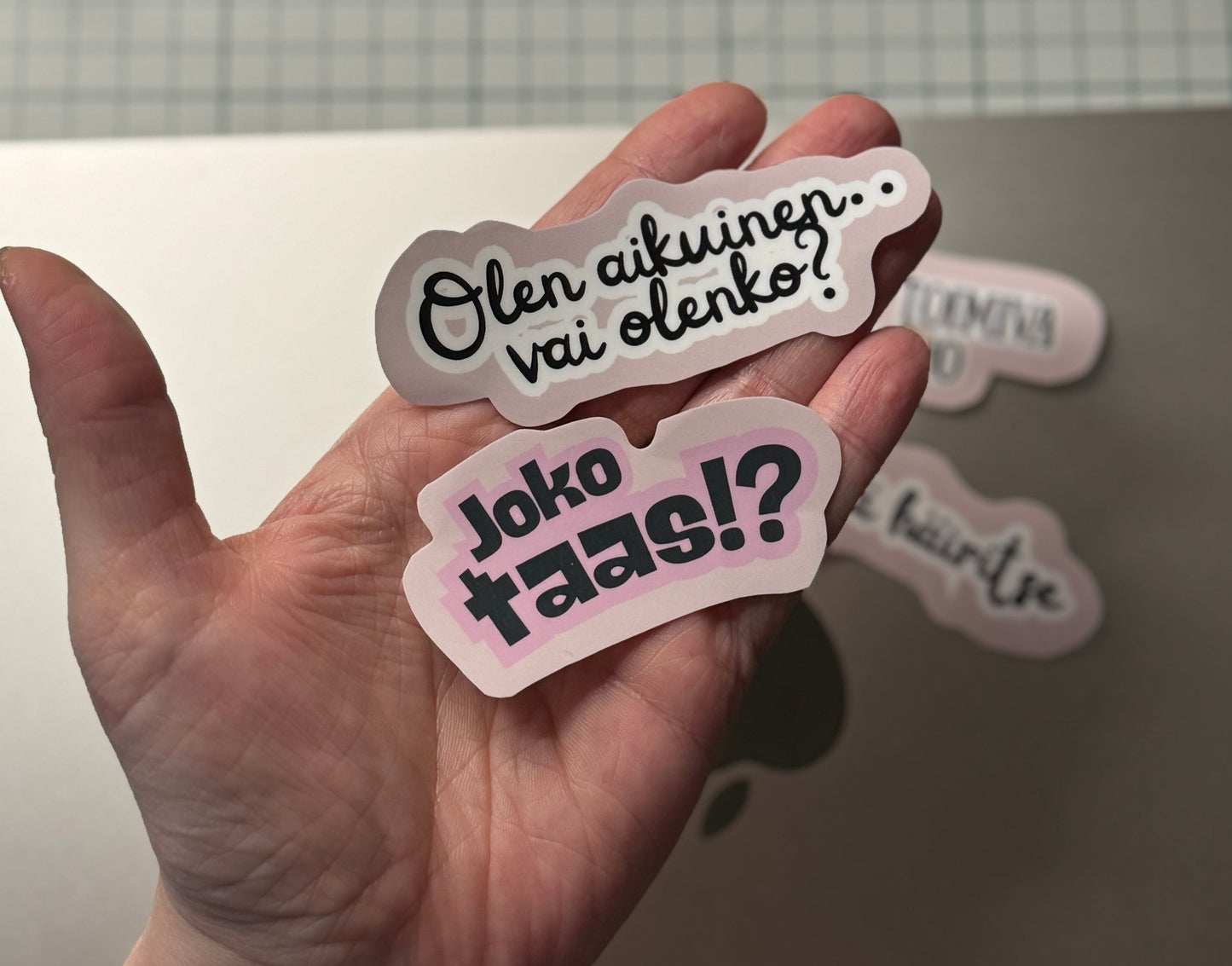 Aikuinen… kai? – tarra bundle