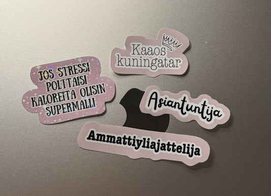 Hauska vinyylitarra läppäriin huumoritekstillä Jos stressi polttaisi kaloreita olisin supermalli, Kaaos kuningatar, Asiantuntija, Ammattiyliajattelija – Buuttipaja Kaaoskonttori