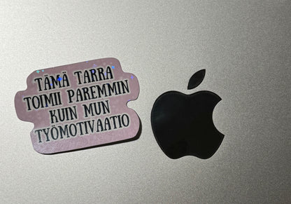 Hauska hologrammi vinyylitarra läppäriin huumoritekstillä "Tämä tarra toimii paremmin kuin mun työmotivaatio"  – Buuttipaja Kaaoskonttori