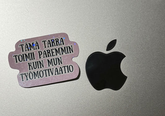 Hauska hologrammi vinyylitarra läppäriin huumoritekstillä "Tämä tarra toimii paremmin kuin mun työmotivaatio"  – Buuttipaja Kaaoskonttori