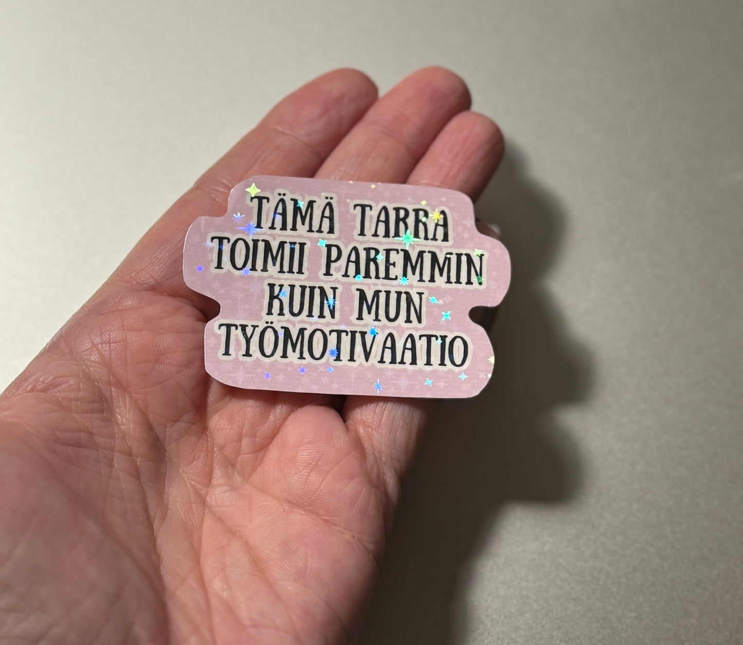 Kestävä ja humoristinen vinyylitarra aikuisille arjen kaaokseen