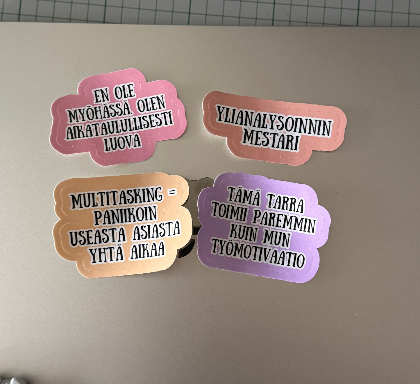 Kaaoskonttorin Tarrat™ – Laminoidut premium-vinyylitarrat aikuisille