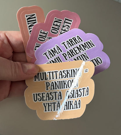 Työpaikkahuumori-aiheinen laminoitu tekstitarra, esimerkiksi lahjaksi kollegalle.