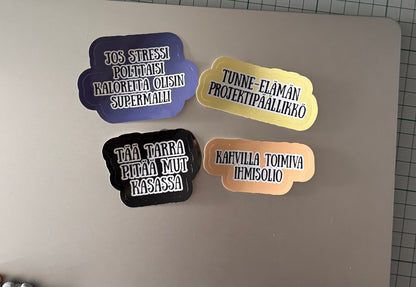 Kaaoskonttorin Tarrat™ – Laminoidut premium-vinyylitarrat aikuisille