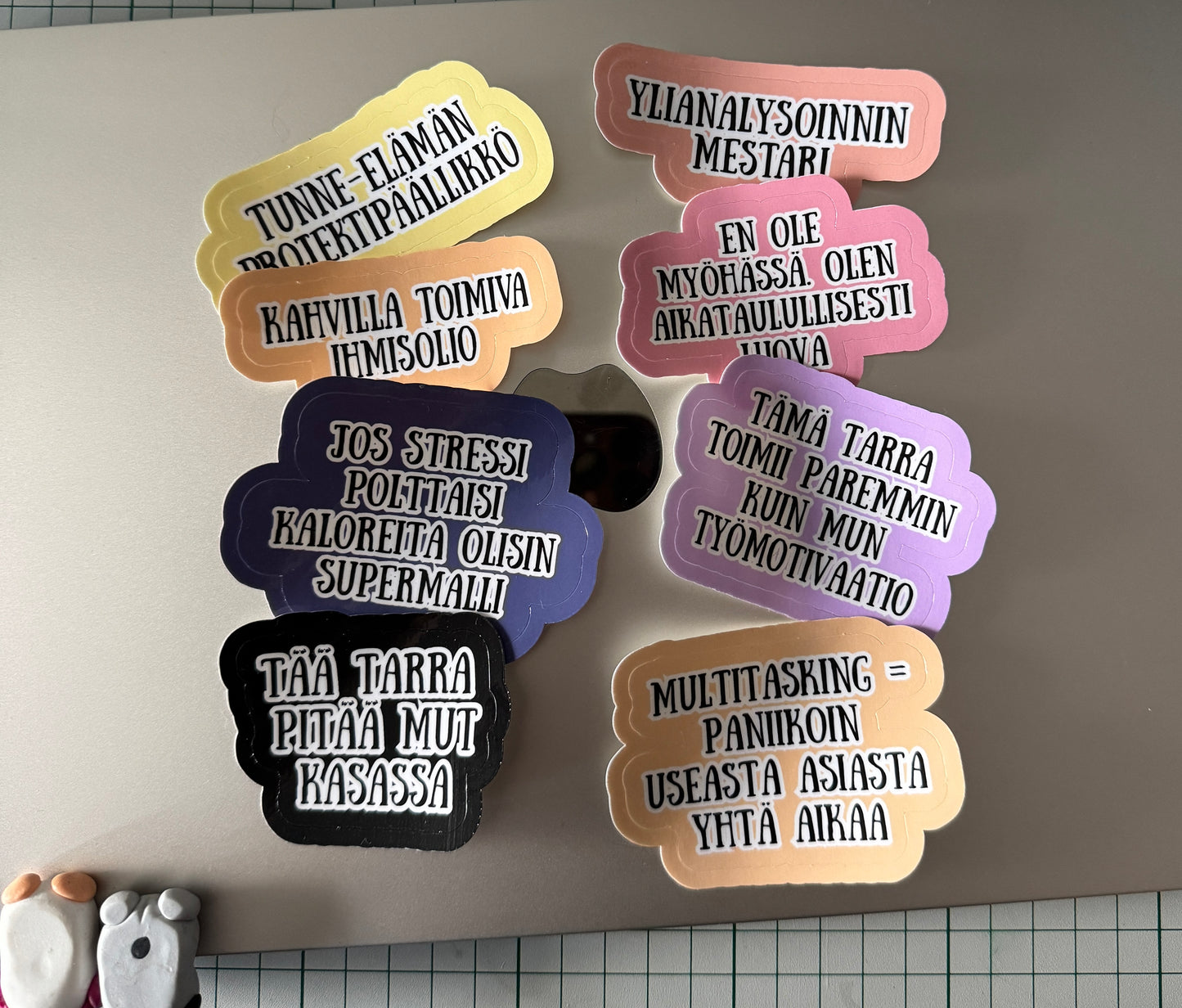 Kotimainen käsintehty tarrasarja ja hauskat vinyylitarrat Buuttipaja-verkkokaupasta