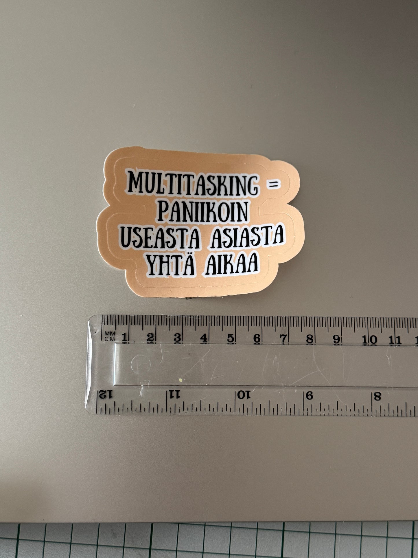 Kaaoskonttorin Tarrat™ – Laminoidut premium-vinyylitarrat aikuisille