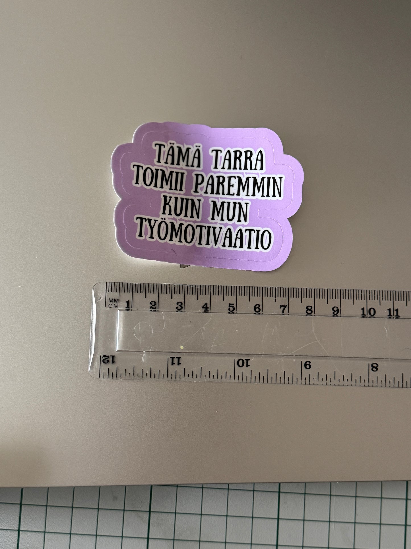 Kaaoskonttorin Tarrat™ – Laminoidut premium-vinyylitarrat aikuisille