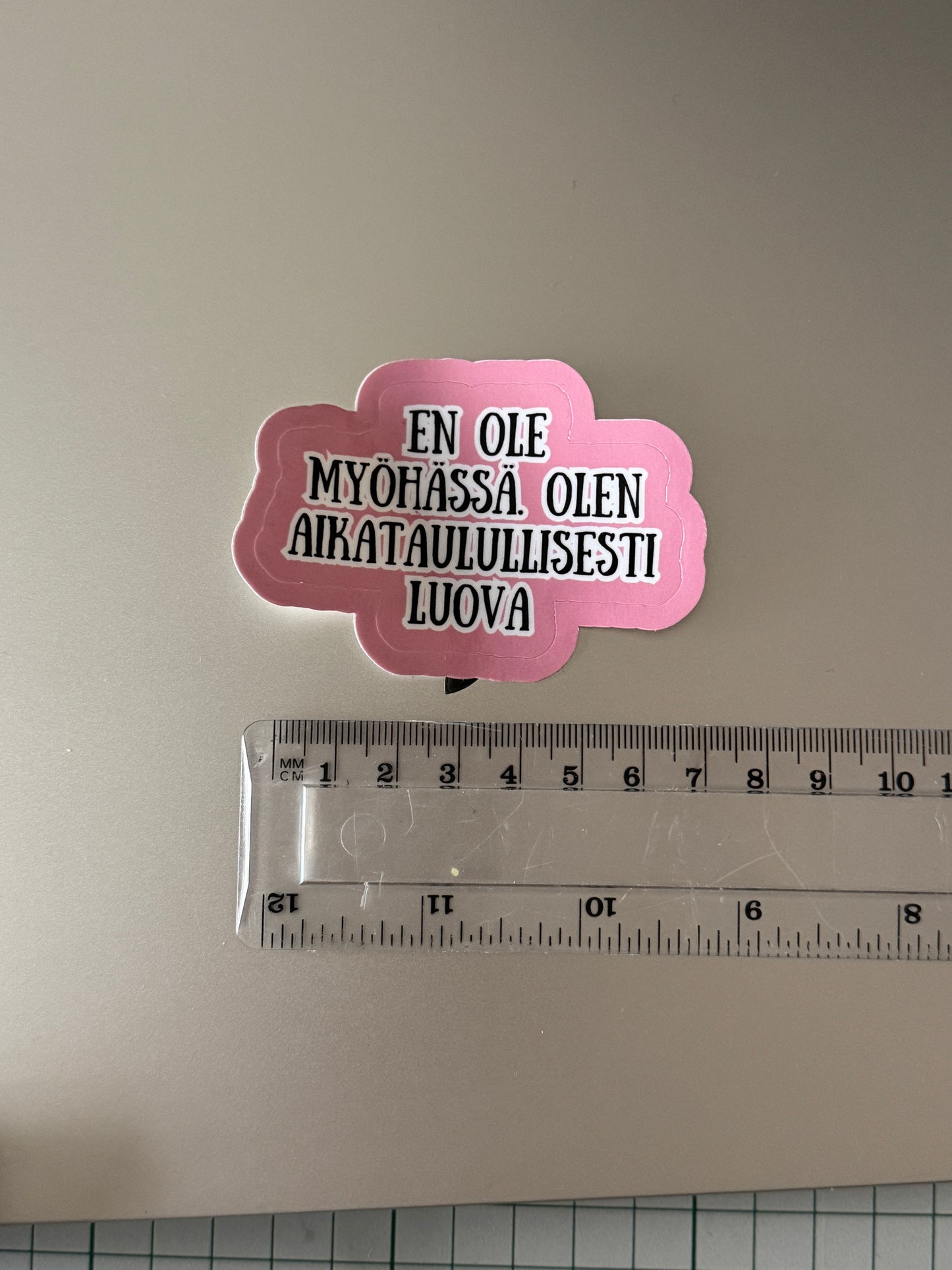Kaaoskonttorin Tarrat™ – Laminoidut premium-vinyylitarrat aikuisille