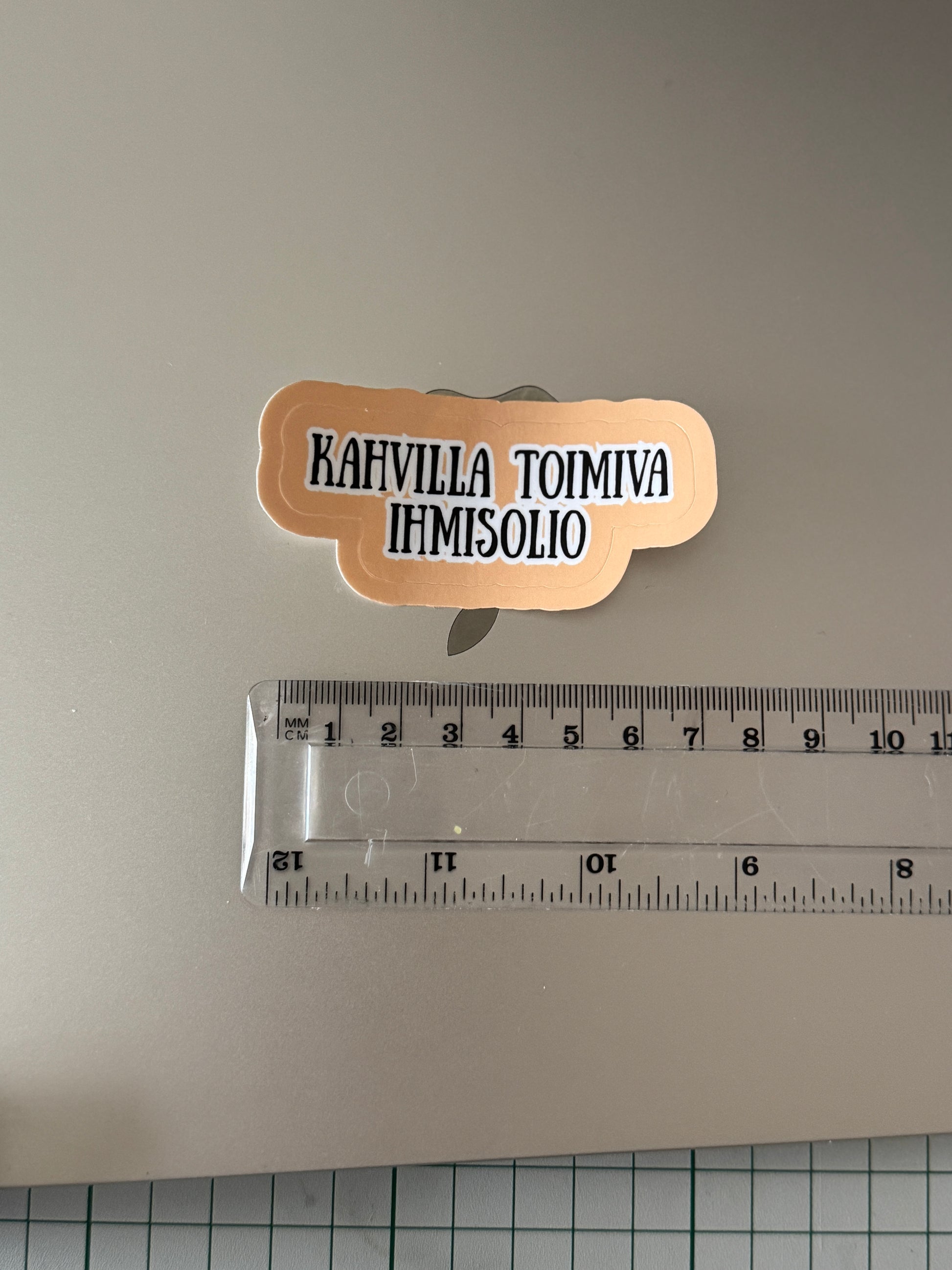 Omaperäinen ja samaistuttava lahjaidea ystävälle: humoristinen Buuttipaja Kaaoskonttorin vinyylitarra