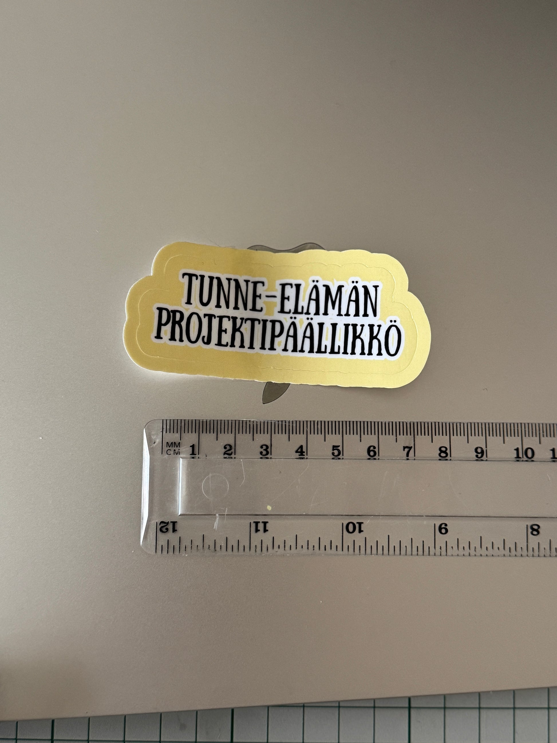 Omaperäinen ja samaistuttava lahjaidea ystävälle: humoristinen Buuttipaja Kaaoskonttorin vinyylitarra