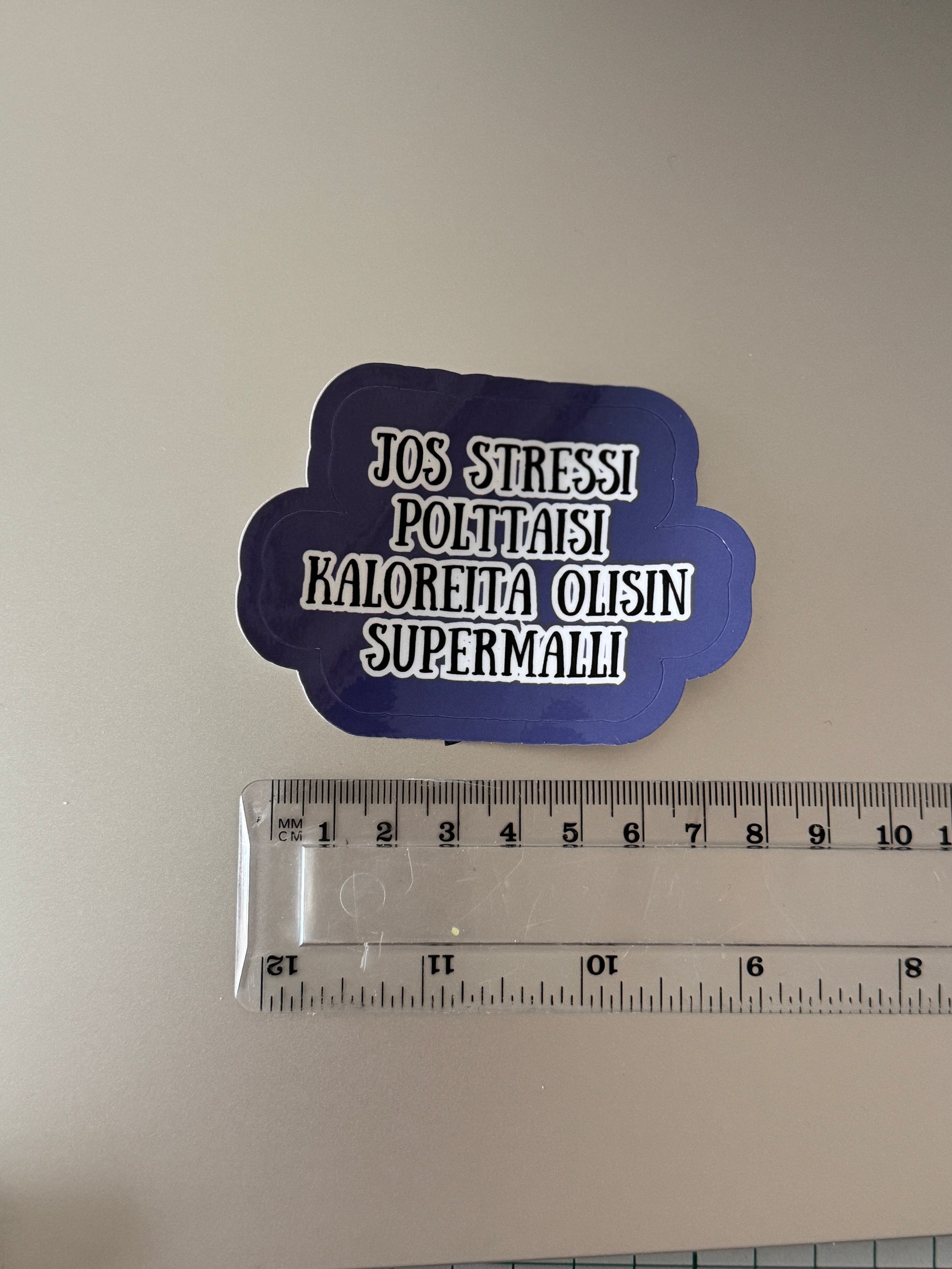 Hauska vinyylitarra läppäriin huumoritekstillä. 