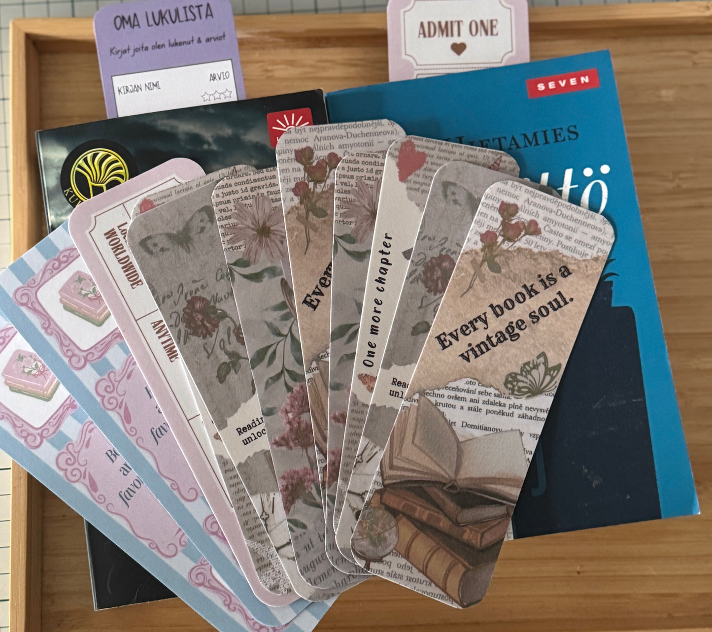 Laminoitu Kirjanmerkki – Kotimaiset Kirjanmerkit Lukijalle (eri malleja)📚