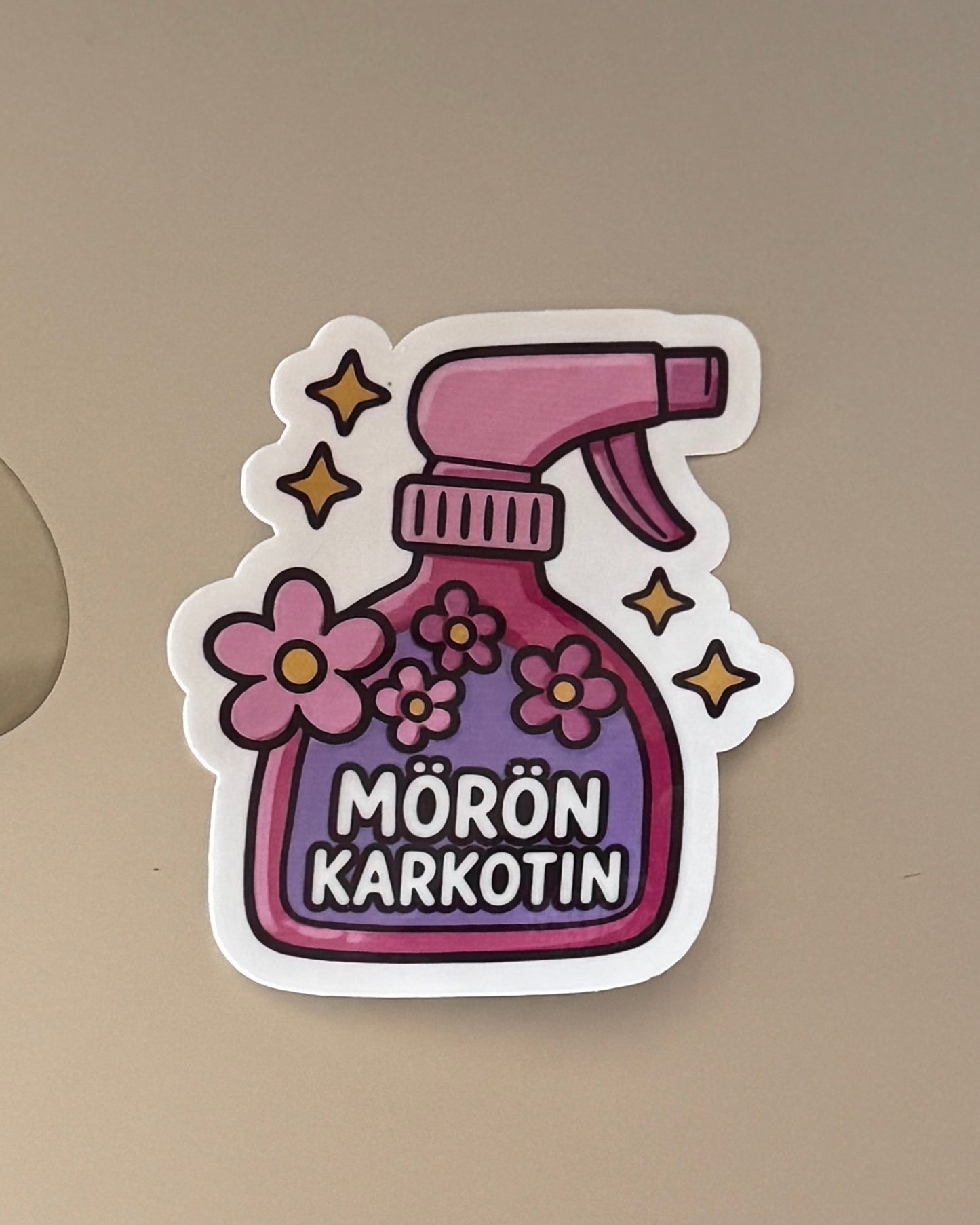 Mörön Karkotin™ – Laminoitu vinyylitarra | Söpö kawaii tarra aikuisille ja lapsille | 6x8cm