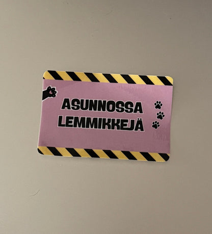 Asunnossa Lemmikkejä – Laminoitu vinyylitarra | lemmikkitarra kotiin | 6x9cm