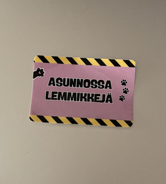 Asunnossa Lemmikkejä – Laminoitu vinyylitarra | lemmikkitarra kotiin | 6x9cm